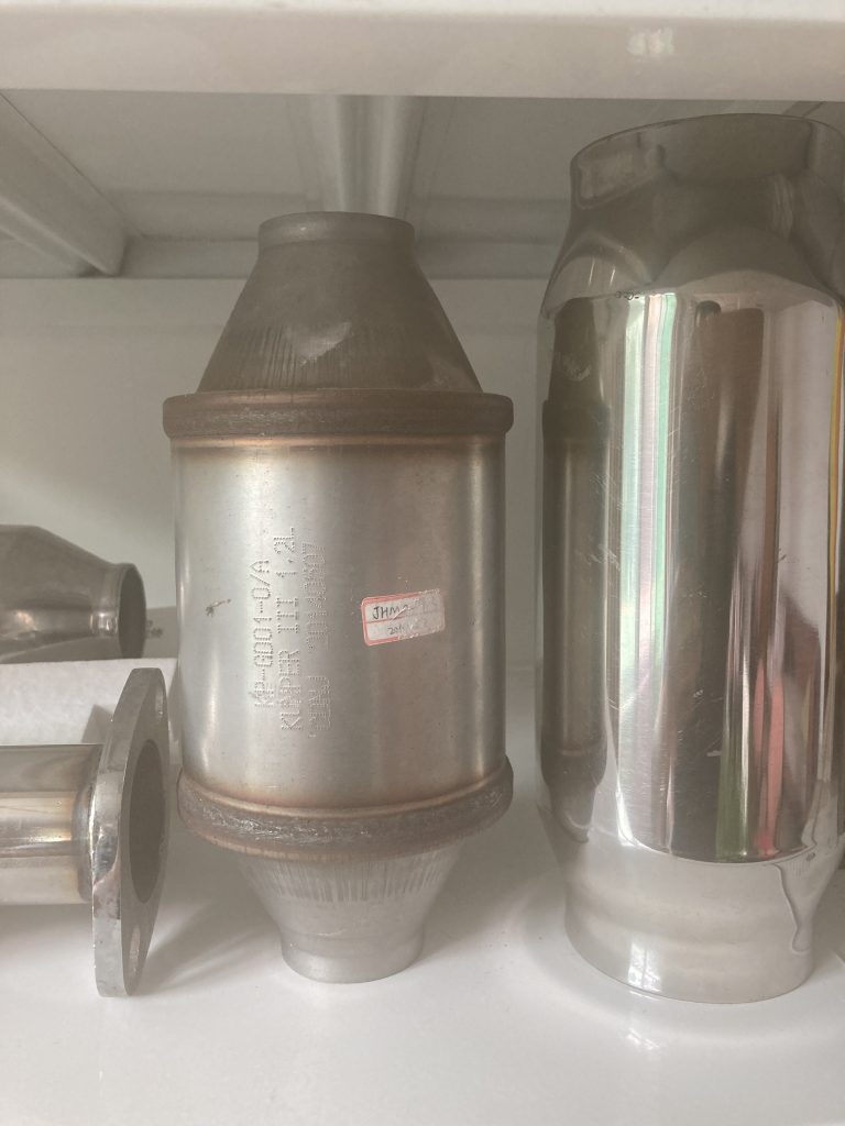 Catalyst and metal shell combination Universal catalytic converter